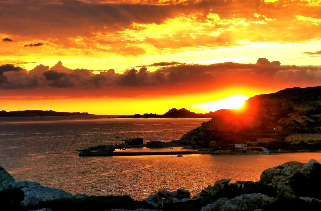 A Punta Tegge il mare la spiaggia il tramonto Villa La Maddalena  Esterno foto